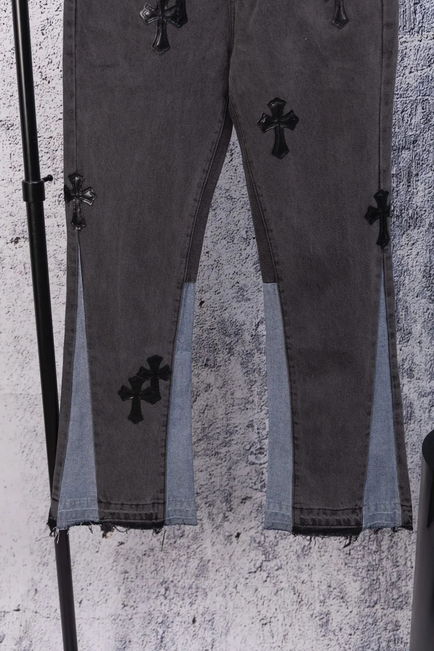 💰270 GALLERY DEPT. Vintage multi-leather splicing cross loose washed flared jeans to truly restore the ultimate texture of Vintage. Original hardware accessories, washed and other elevators, QR code analysis are all purchased from the original factory, high degree of restoration, you are welcome to compare the products~ Three-dimensional version Loose and comfortable, not picky about the figure, taller and slimmer, factory Seiko, original factory quality control, same style for men and women, can be matched with couples, versatile recommendation, must-have jeans for all seasons Size: 28-30-32-34 Color: blue gray